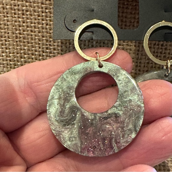 NWT INC Earrings - Green marbled acrylic faux tortoise circle, Gold tone - Picture 2 of 7